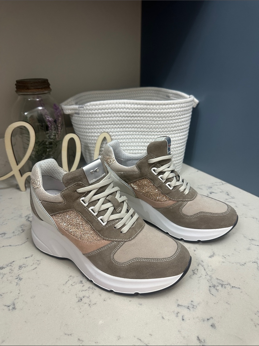 Nero Giardini Women’s Wedge Glitter Lace-Up Sneakers 8